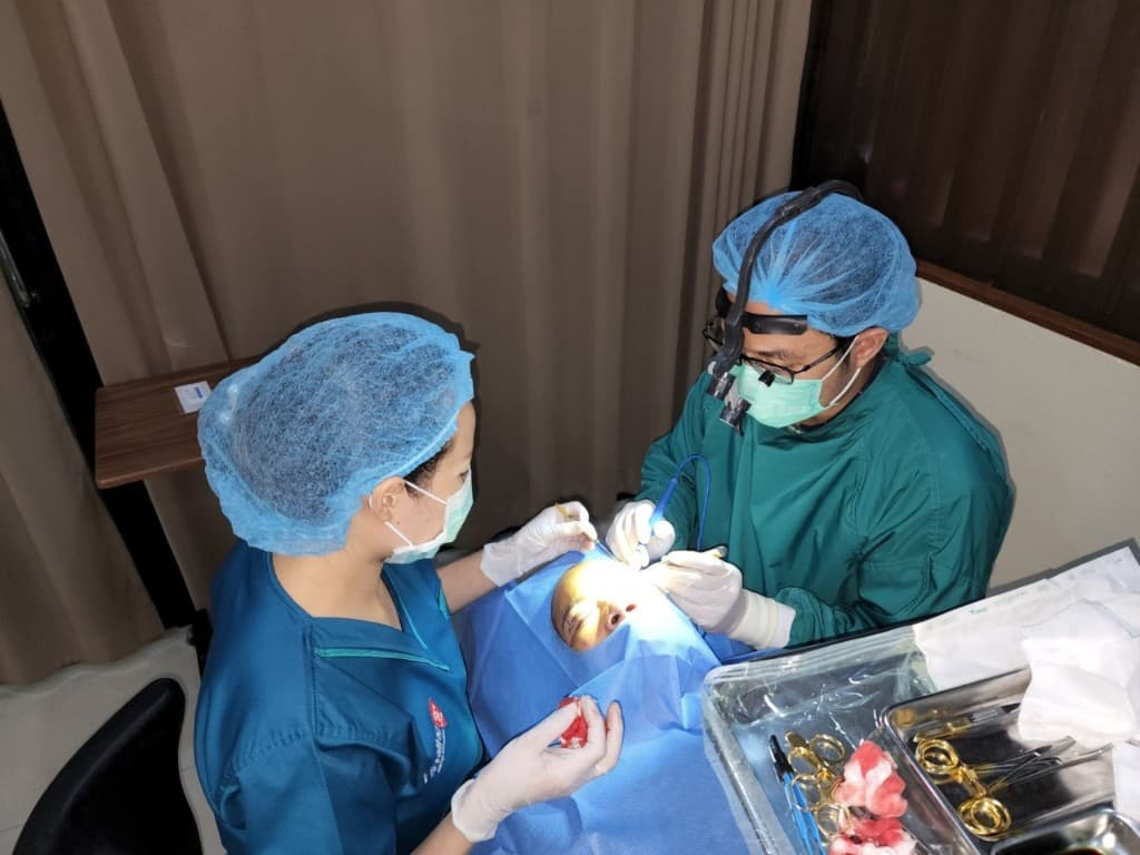 Minor Surgery | Operating Room | RAJVITHI CLINIC ห้องผ่าตัดเล็ก แพทย์หู คอ จมูกกำลังทำหัตถการพร้อมอุปกรณ์ผ่าตัด ที่ราชวิถีคลินิก เชียงใหม่